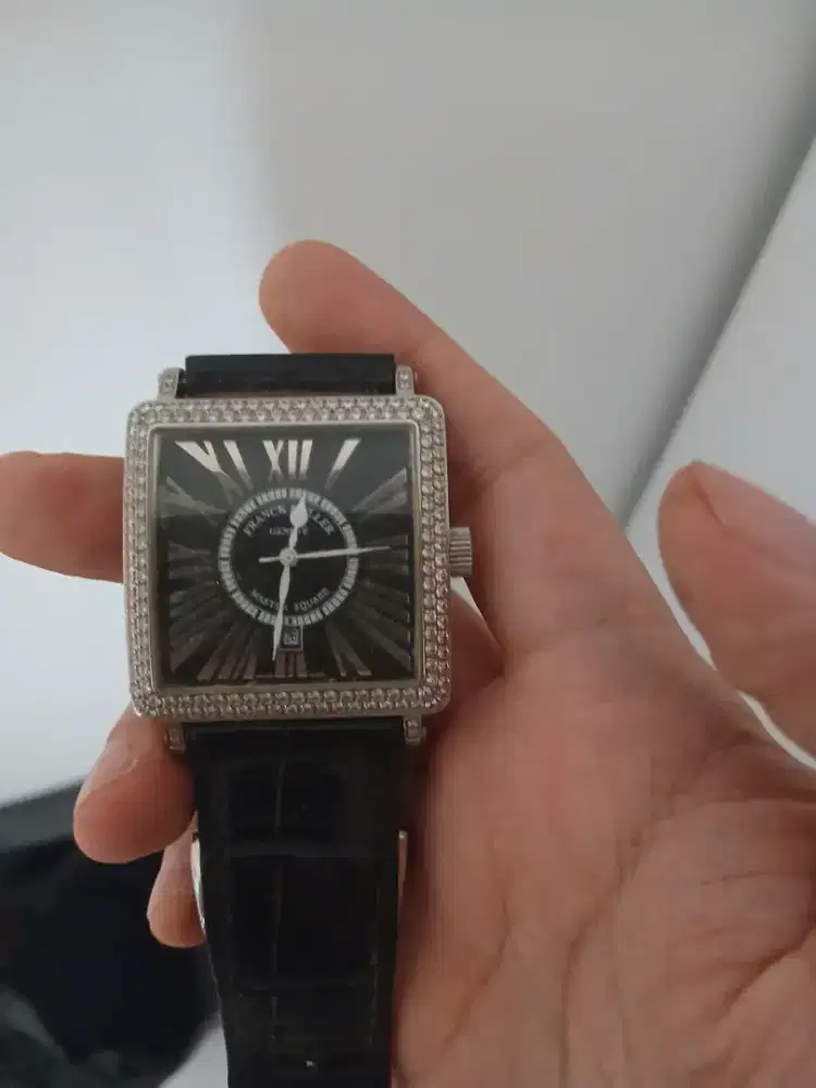 Jam tangan putih