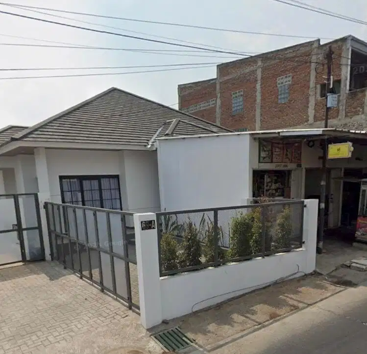 Rumah Classic denga 3 Ruko sebagai nilai tambah