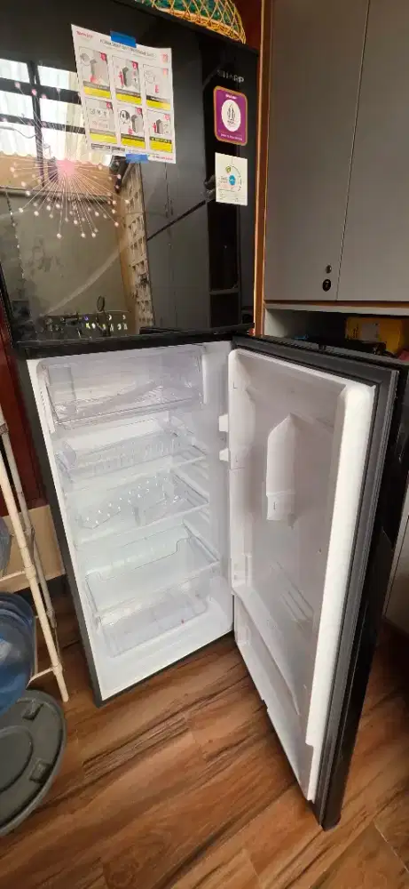 Kulkas Sharp freezer pendingin 2 Pintu Pemakaian 1 bulan