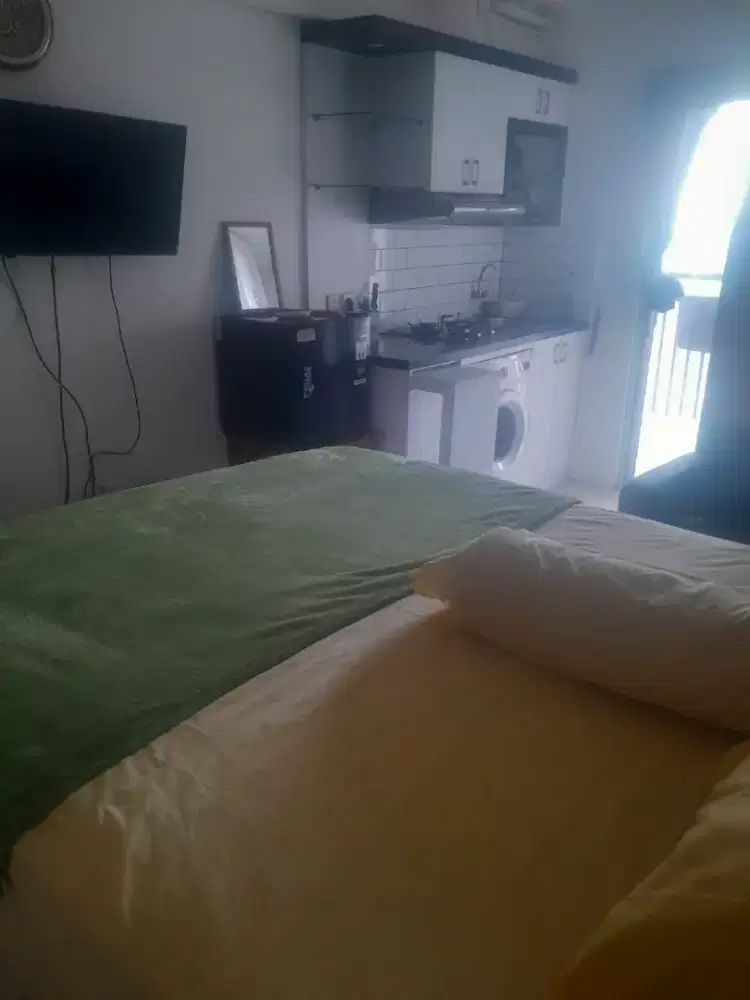 DISEWAKAN UNIT STUDIO FURNISH ADA MESIN CUCI  APARTEMEN BASSURA