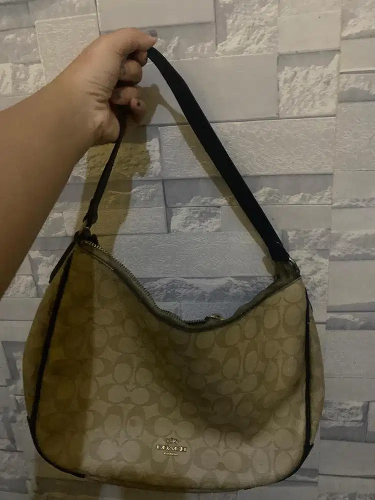 coach signature shoulder bag