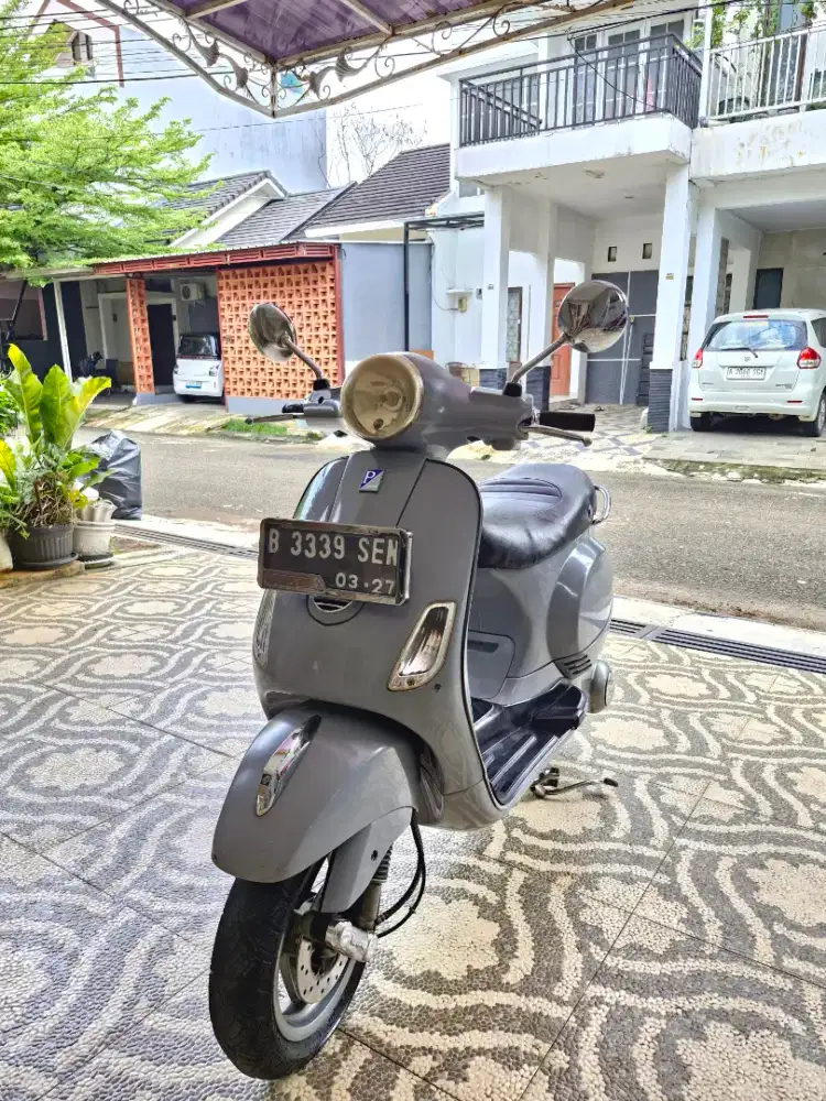 Vespa Lx 150 grey