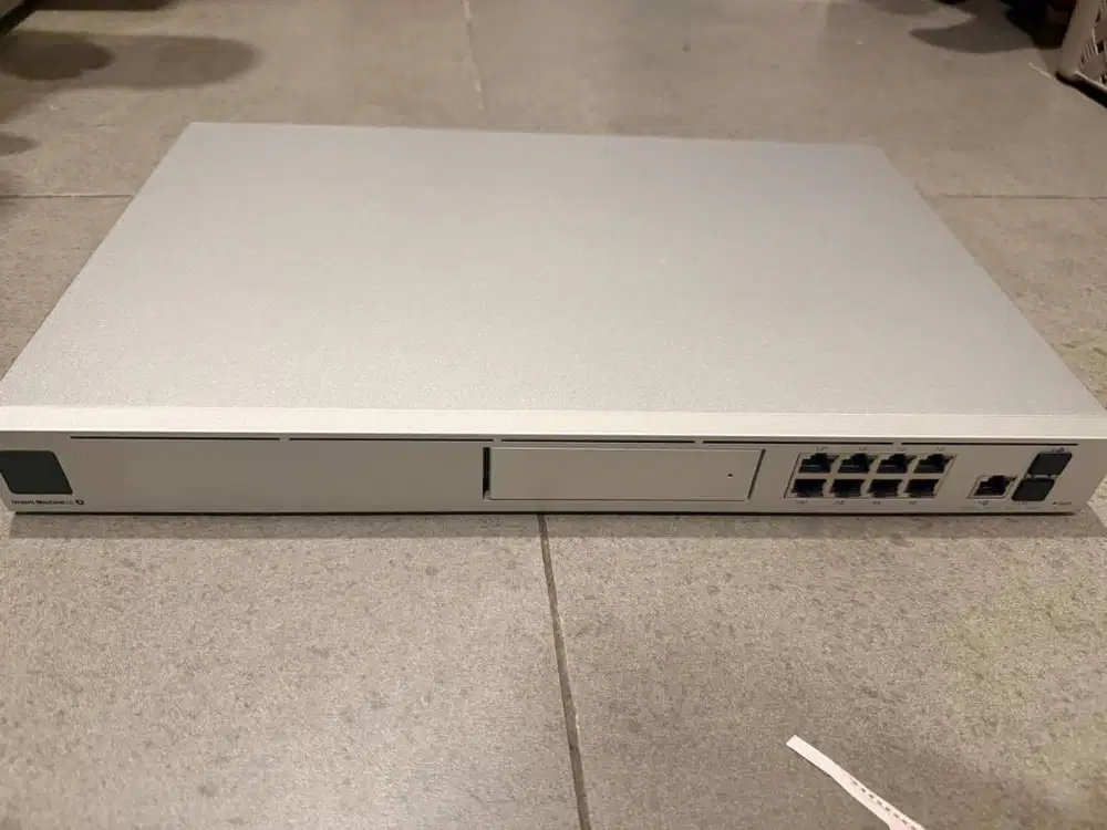 Ubiquiti UniFi Dream Machine Special Edition (UDM-SE) - KONDISI BAGUS