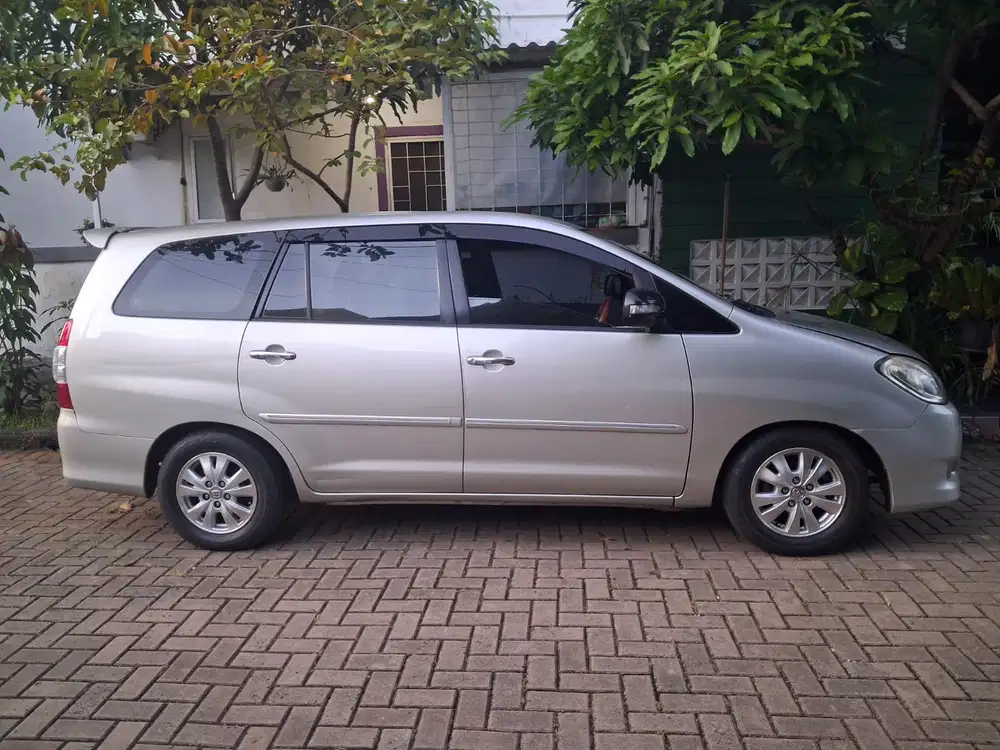 Toyota Kijang Innova 2011 Bensin