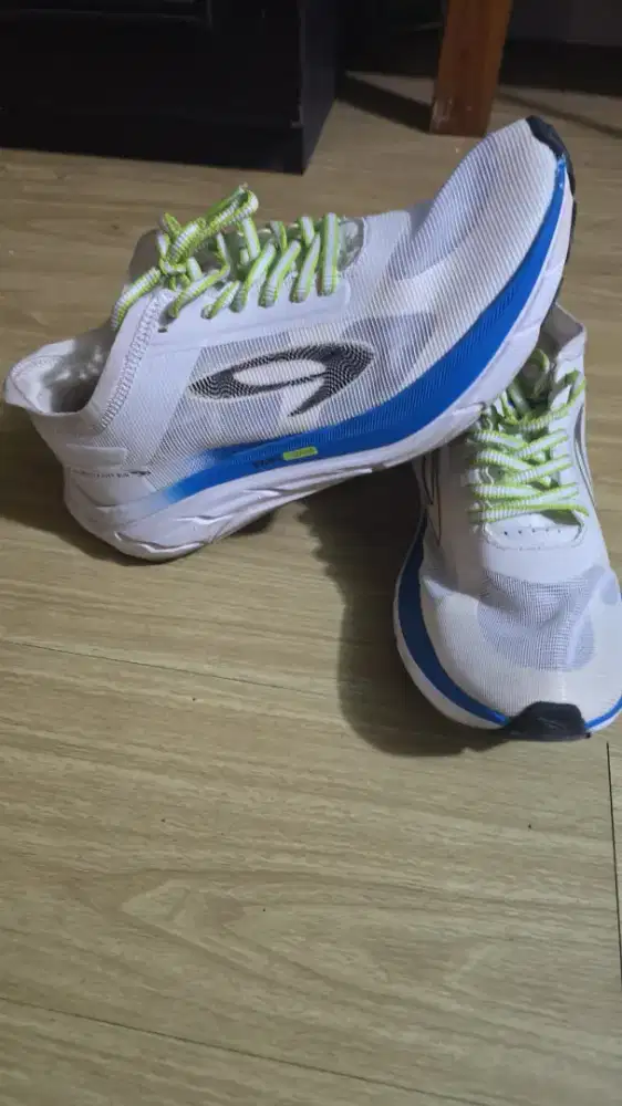 Sepatu joging nineten