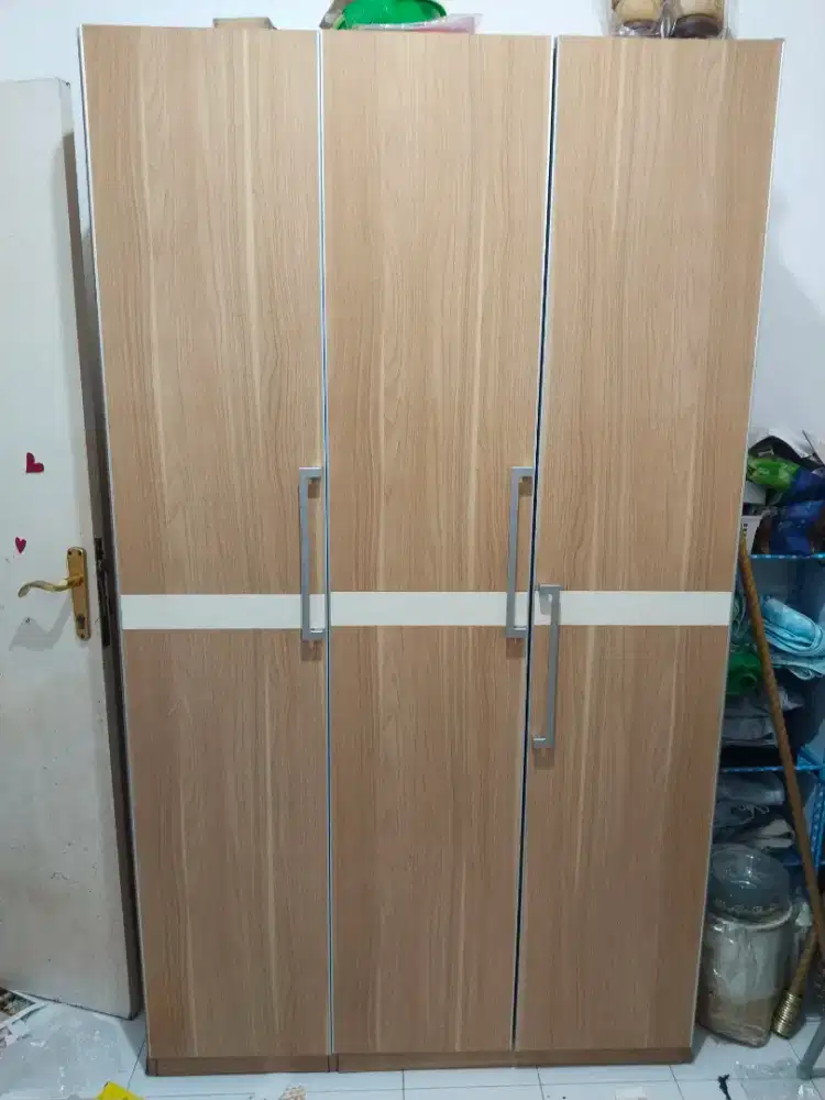 Lemari pakaian second