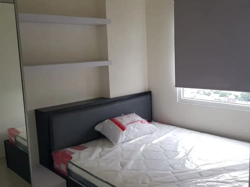 GREEN PRAMUKA 2BR DENGAN KONDISI SIAP DITEMPATI UNTUK KEBUTUHAN HARIAN TOWER ATAS MALL PENELOPE TAHUNAN