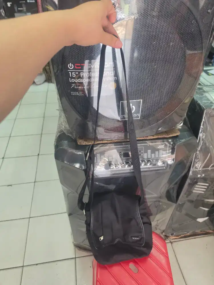 Tas Wanita Slempang Tumi USA Bahan Kulit Lemes Halus Bekas Pakai Ya