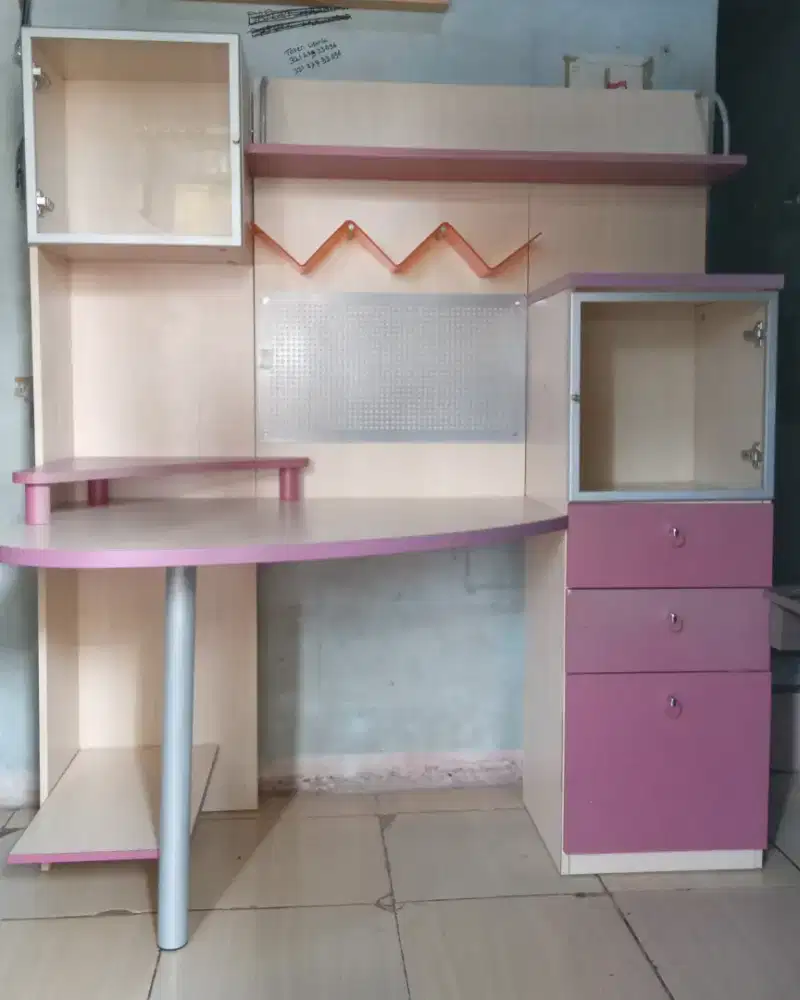 Jual Meja Belajar Mewah, Motif Warna pink, Kondisi Sekend bagus.