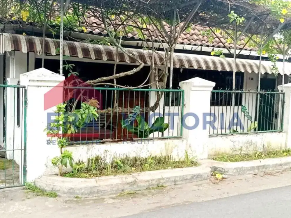 Rumah Dengan Pekarangan Tanah yang Luas di Pusat Kota Kediri Dekat Alun-Alun & Masjid Agung