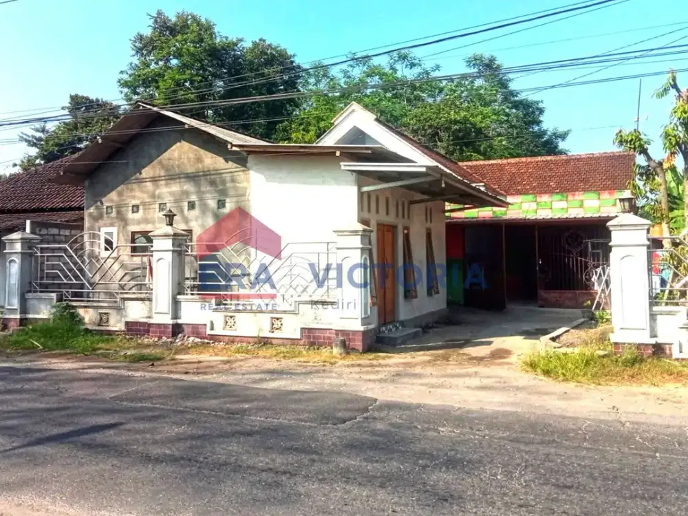 Rumah Dengan Pekarangan Tanah yang Luas di Krandang Kras Kab Kediri