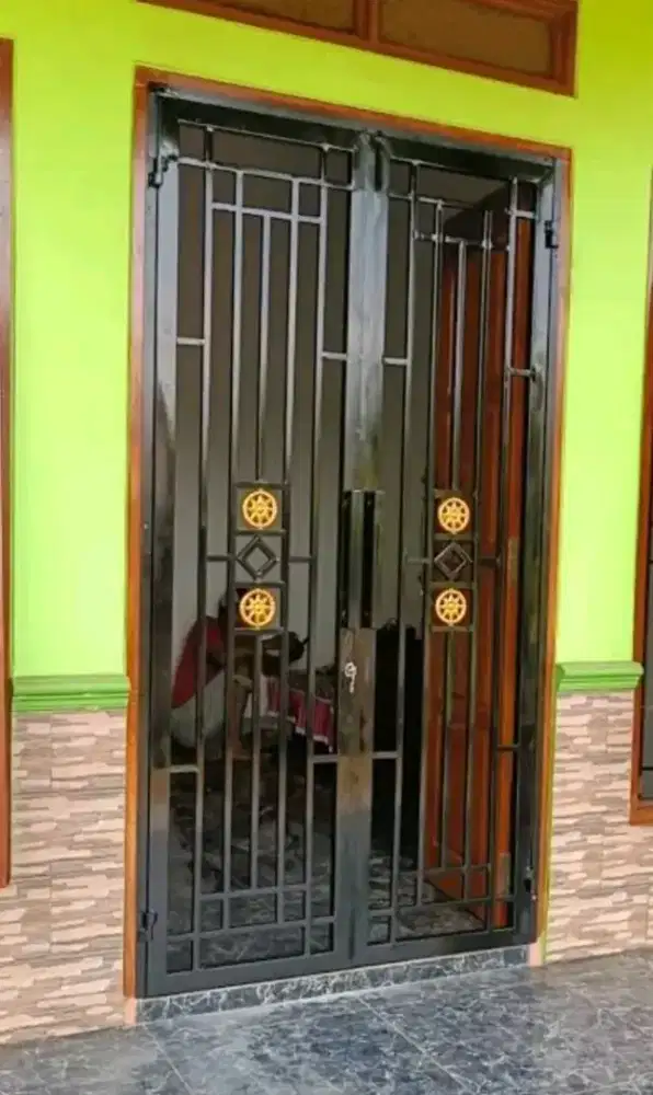 Pintu besi minimalis