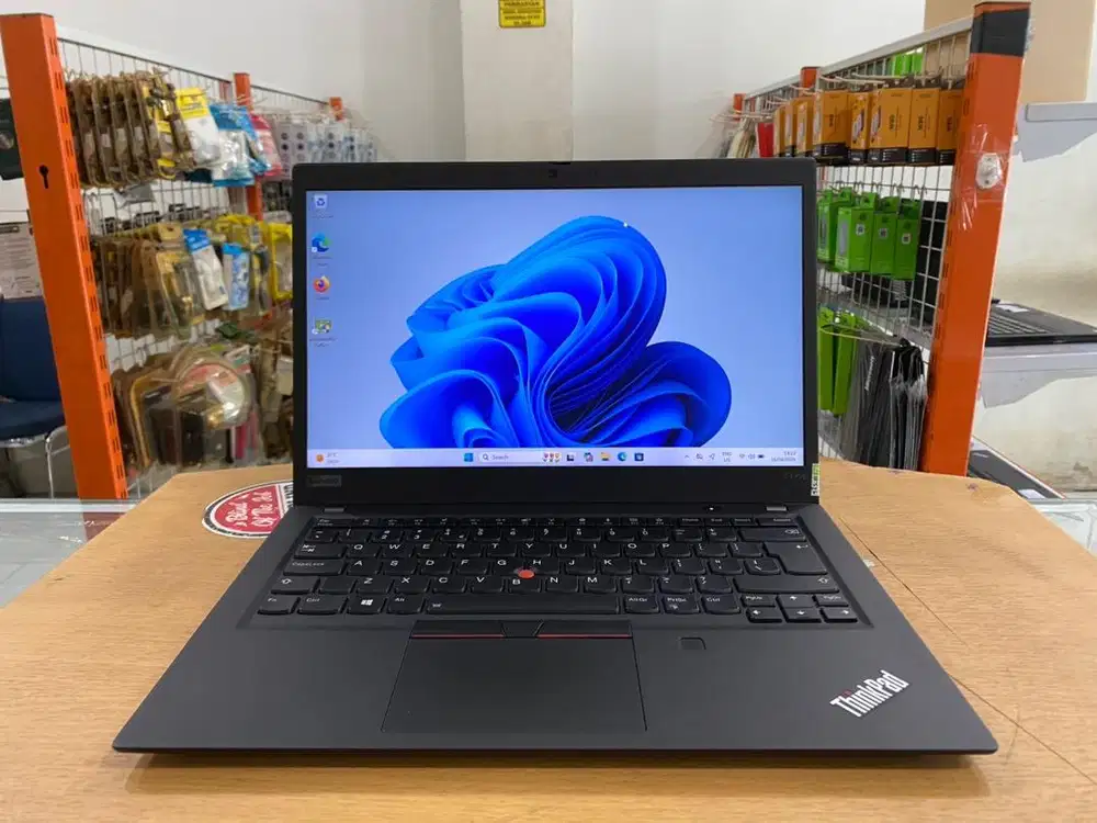 Lenovo ThinkPad T495S Amd Ryzen 7 Pro Ram 16GB SSD 256GB VGA 2GB Slim