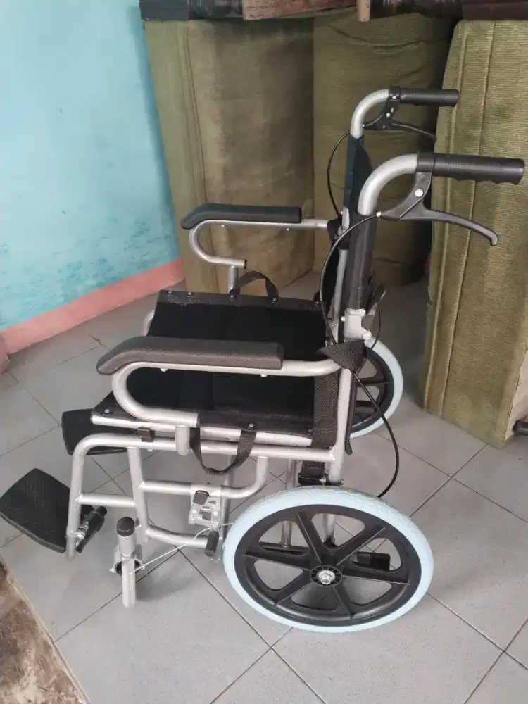 Jual kursi roda travelling masih seperti baru dipakai brp kali aja