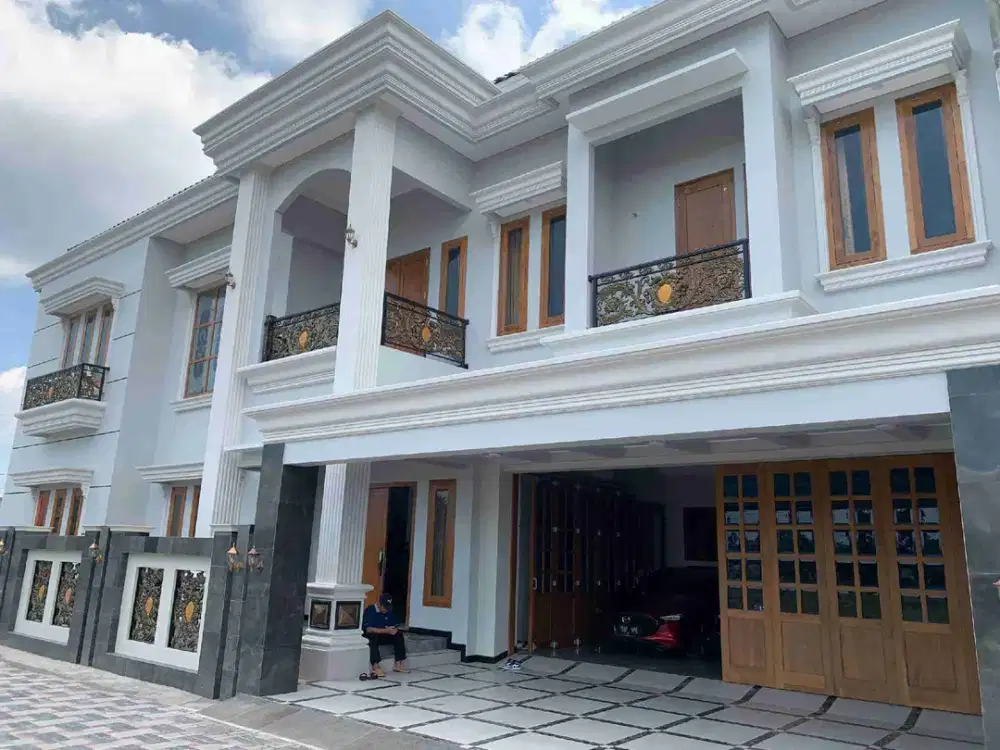 rumah mewah klasik Eropa nyaman di solo baru