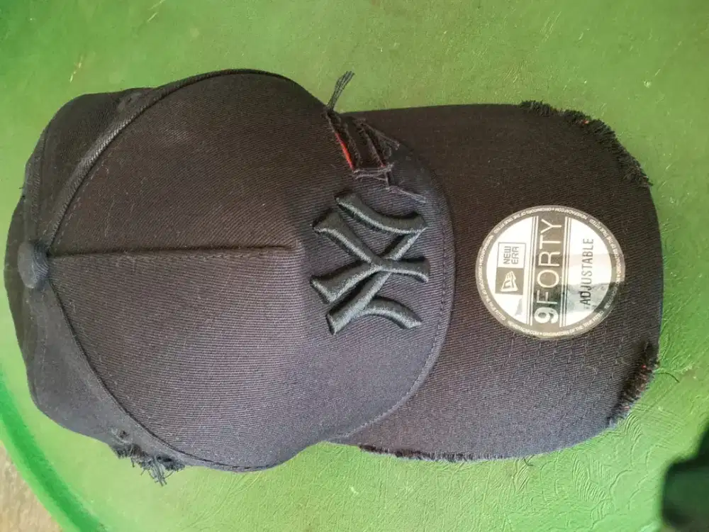 New Era tipe 9FORTY  NY Yankees yang dapat disesuaikan ukurannya. 