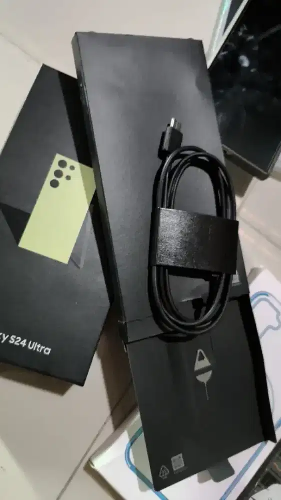 Samsung s24 ultra 12/1TB like new lemon