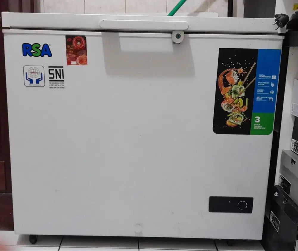 Freezer 220 L. Kondisi bekas tapi bagus 96% siap pakai
