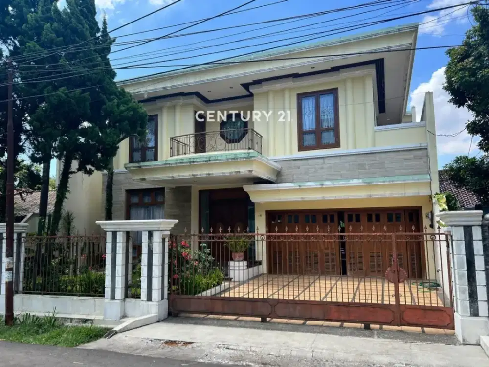 Rumah Dua Lantai  Yang Luas Dan Siap Huni Di Bandung Jawa Barat