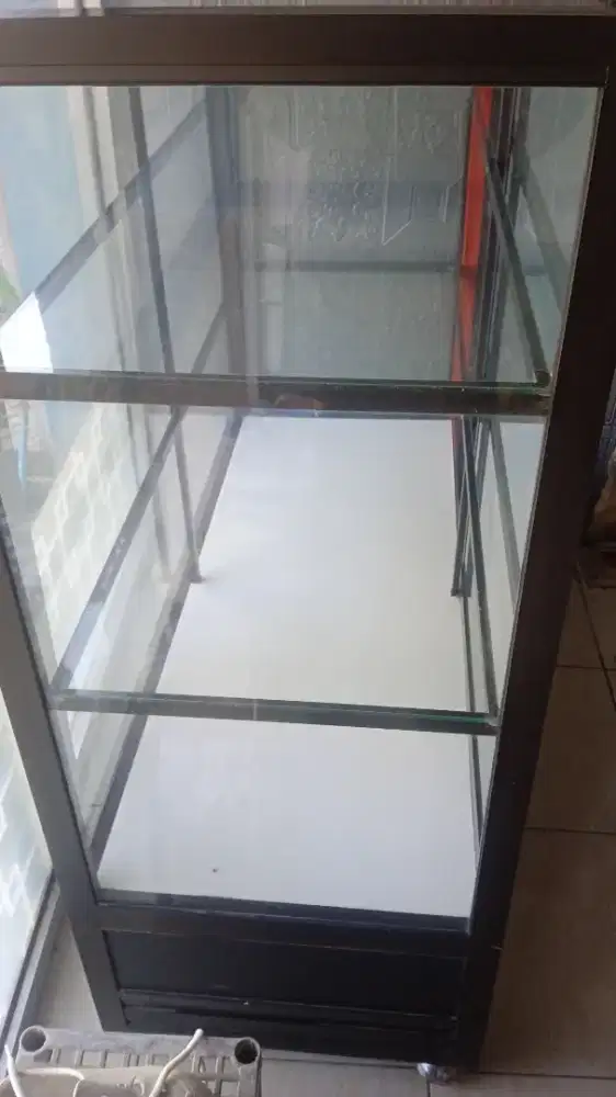 Etalase kaca barang