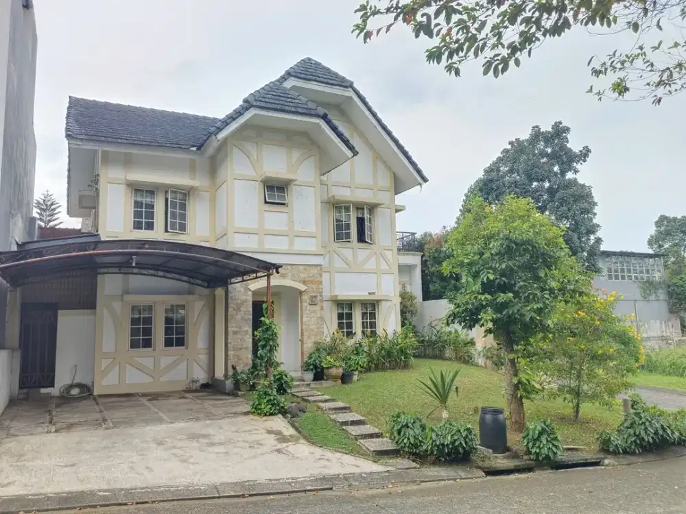 Rumah clasik siap huni,posisi hoek halaman belakang masih luas ,SHM,cluster elite 5 menit dari Aeon Mall & Exit Tol Sentul City