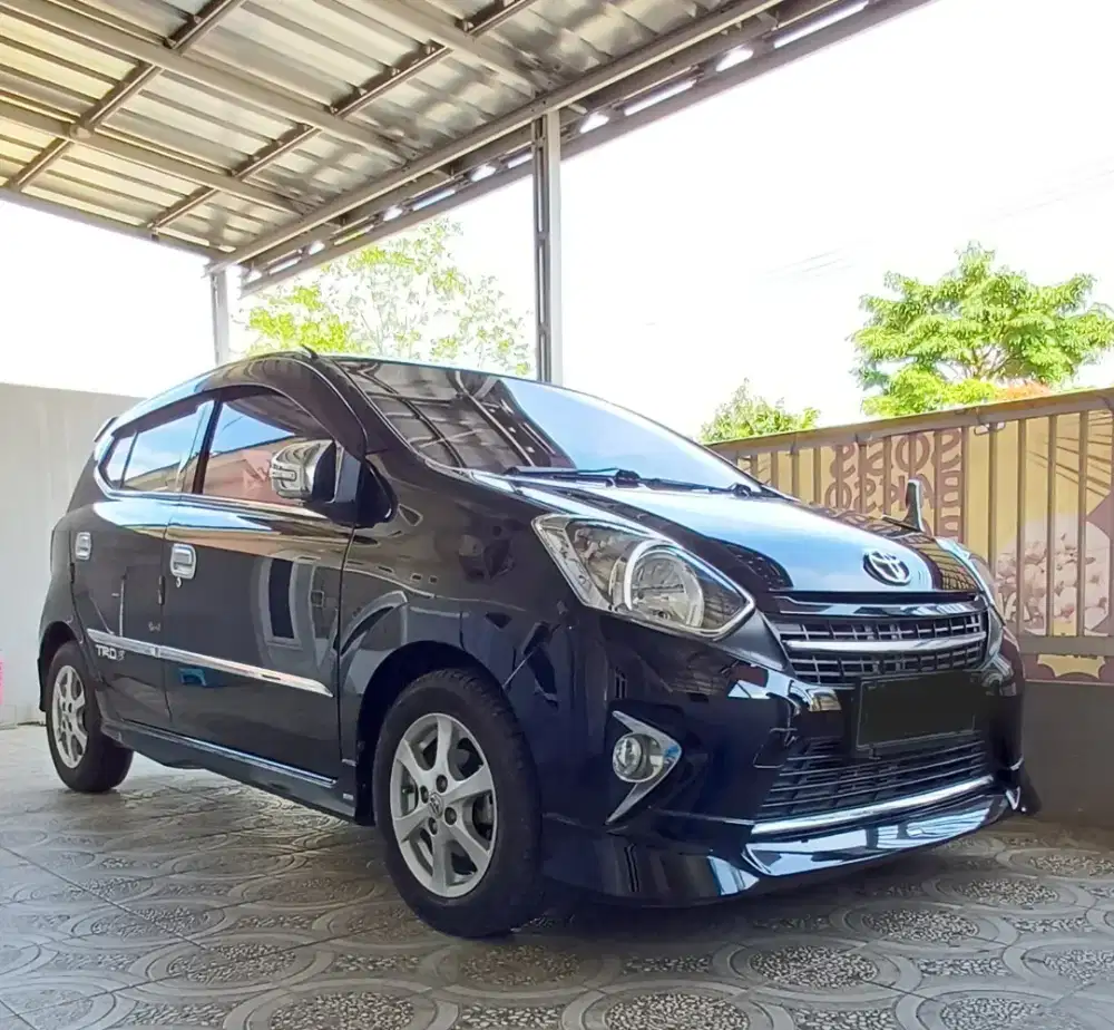 Mobil agya matic warna hitam