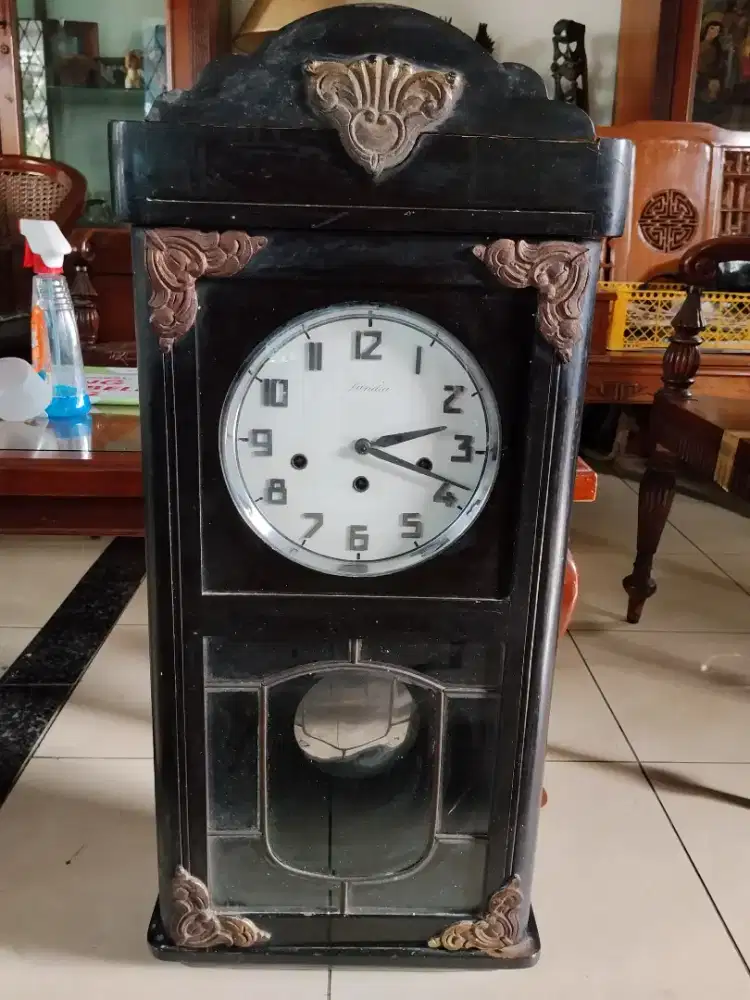 Jam dinding merek Landia type Regulator