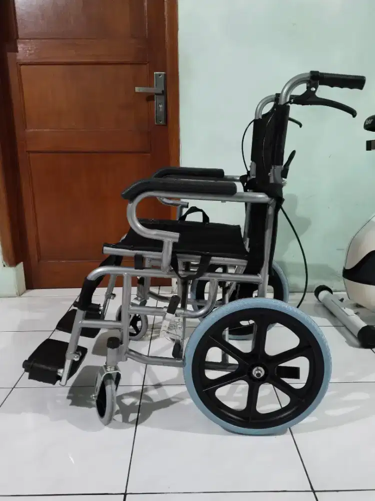 Dijual kursi roda travelling mulus seperti baru