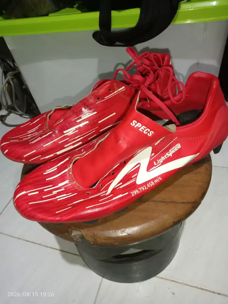 Sepatu bola specs