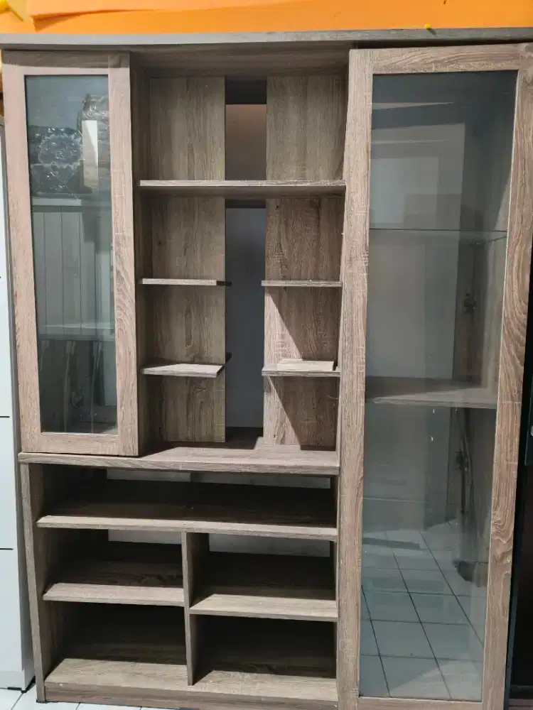 Penyekat ruangan lemari pajangan 2 muka Second