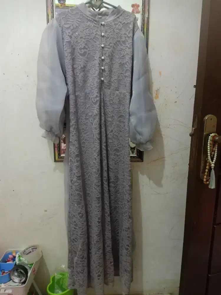 Gamis brokat wanita abu-abu