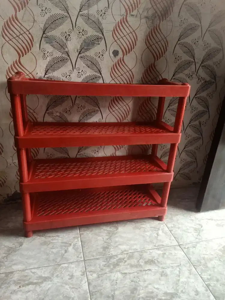 Rak sepatu  merah
