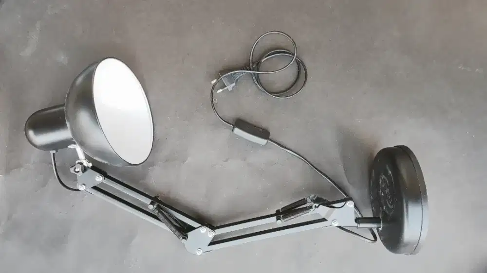 Lampu meja kantor atau meja belajar