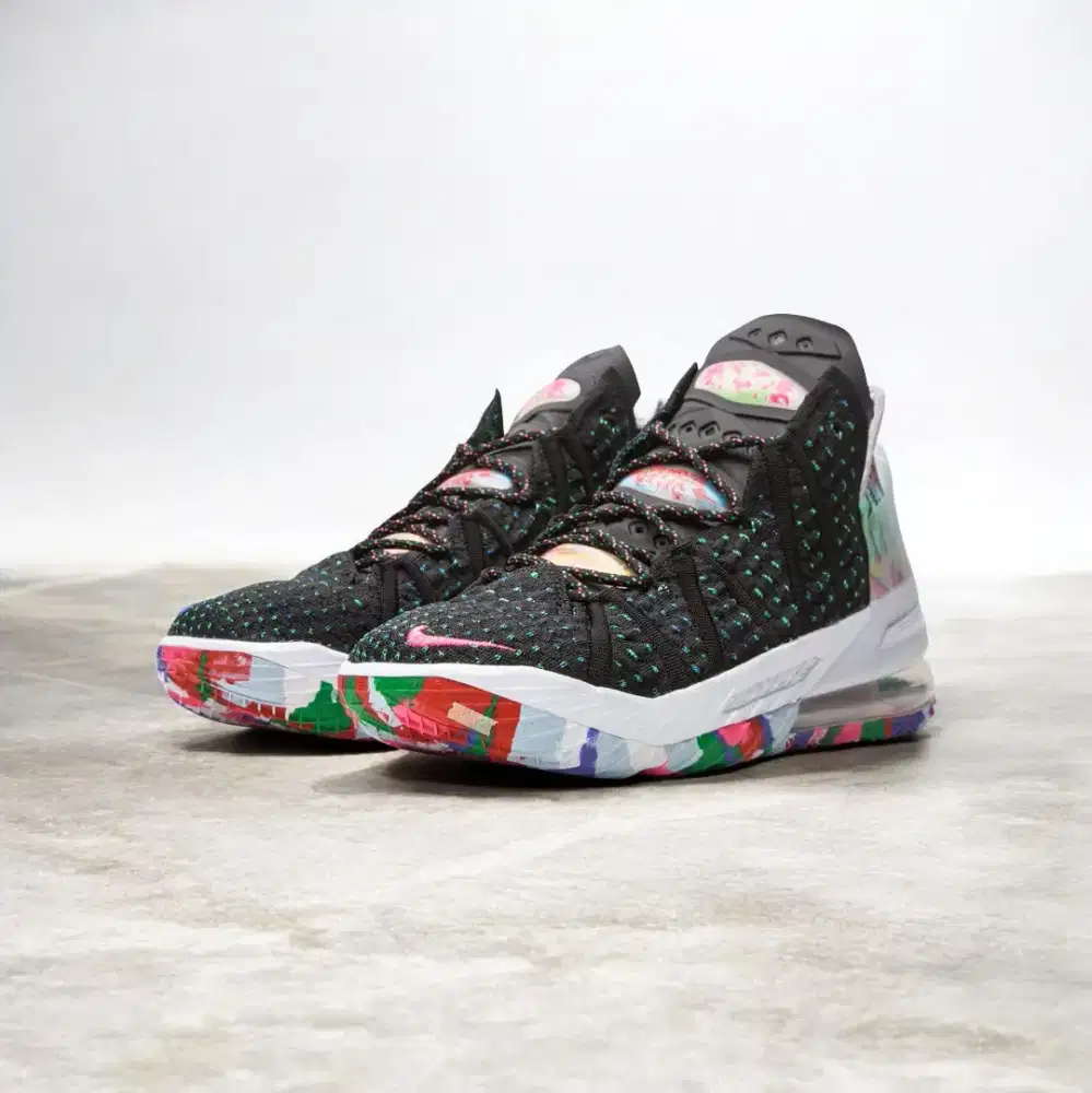 Sepatu Nike LeBron 18 James Gang