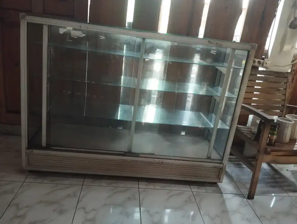 Etalase ukuran 1.5 meter