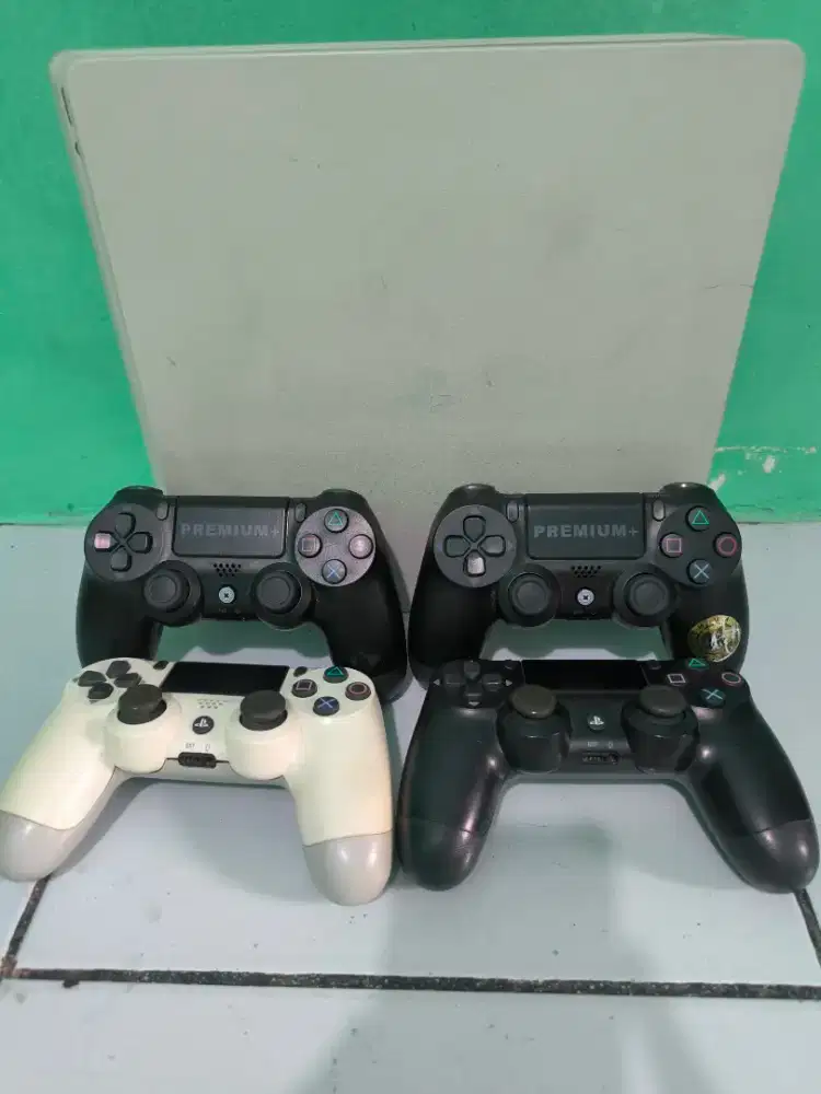 Play station 4. 1 TB