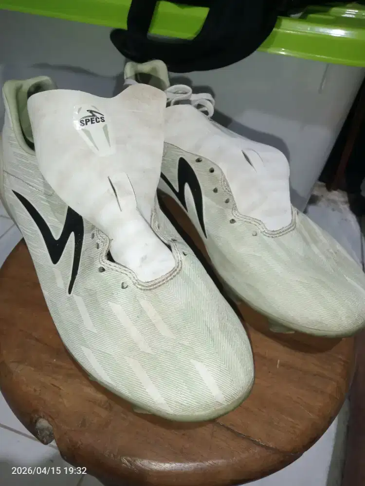 Sepatu bola specs