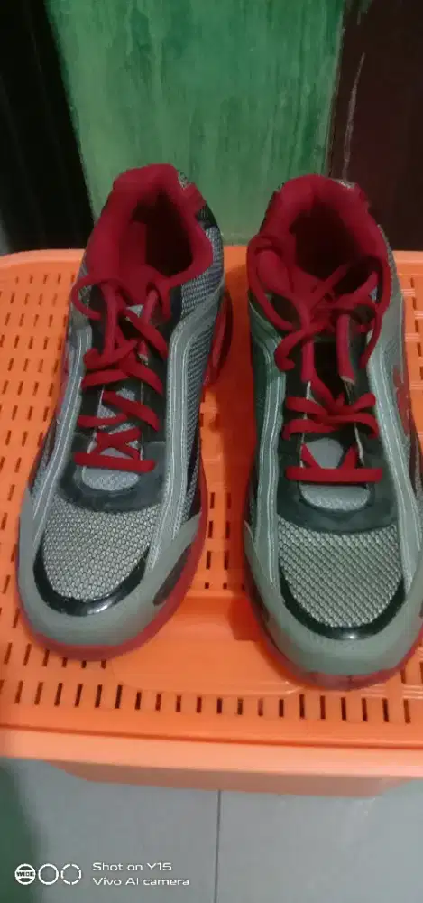 Sepatu sport pria size 42 plastik dan karet