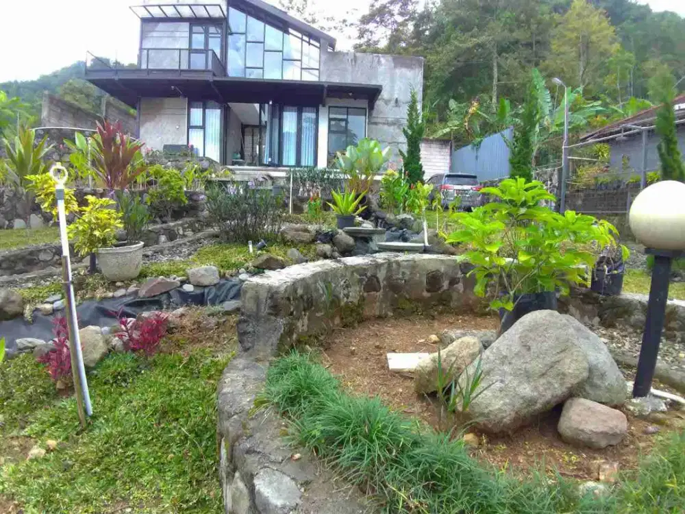 Rumah Villa Luas  View Cantik Pemandangan Bukit Paralayang dan Gn Lawu ada Sungai