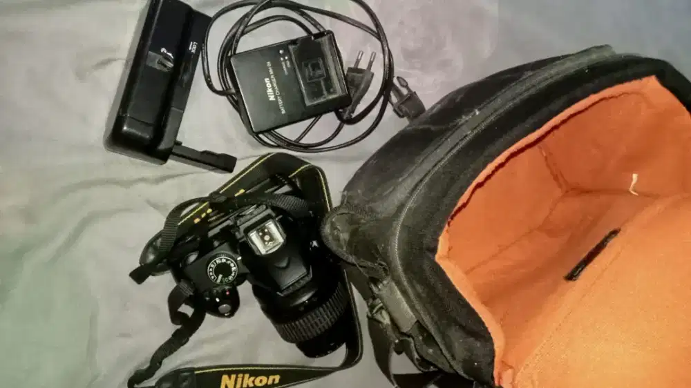 Nikon D3200 dengan lensa kit Nikon AF-S DX NIKKOR 18-55mm f/3.5-5.6.