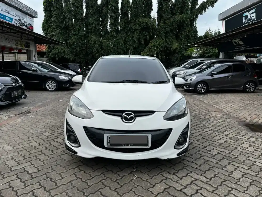 DP 5JT MAZDA 2 R HB AT 2012 WHITE EDITION