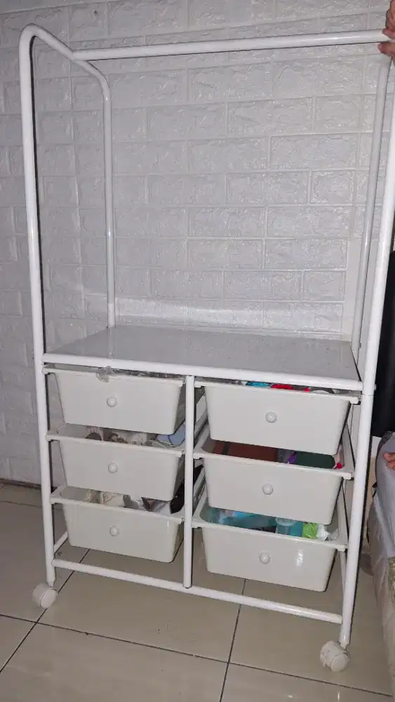 Rak pakaian dengan gantungan (informa ruparupa)