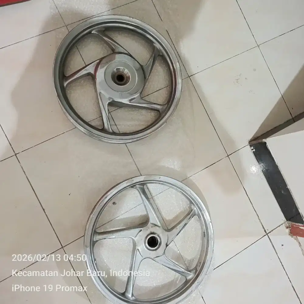 Dijual velg bawaan sepasang buat Vario or beat muat seperti