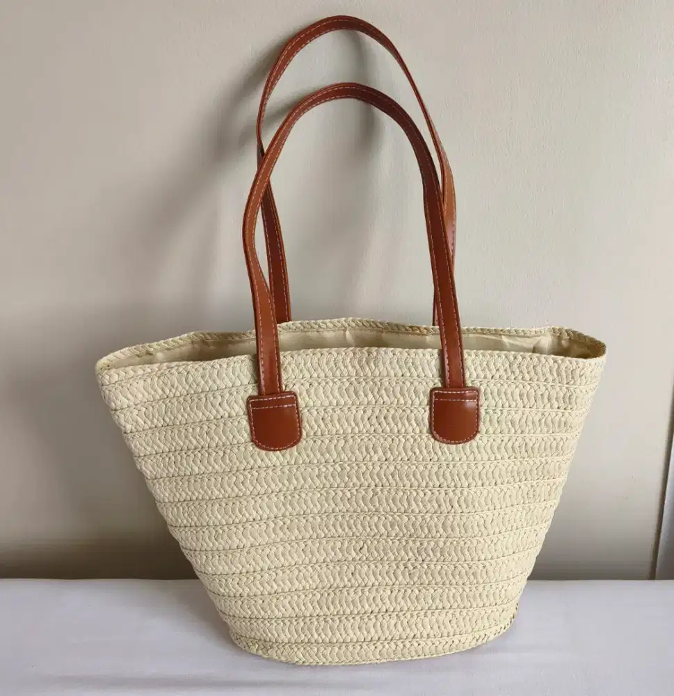Tote bag anyaman jerami kertas