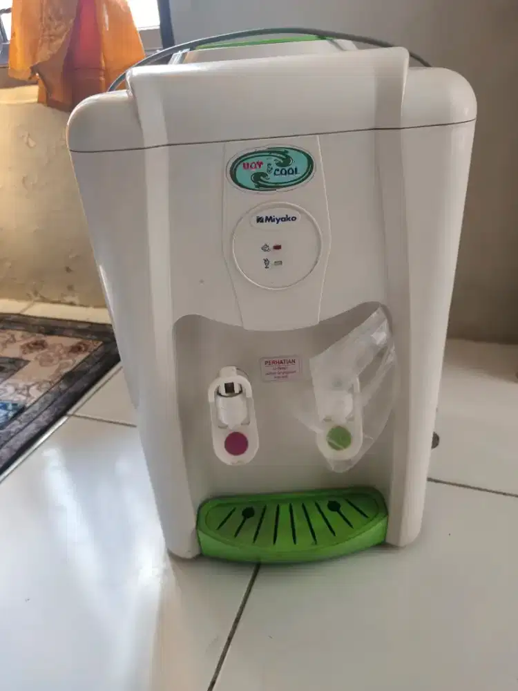 Dispenser galon panas dingin