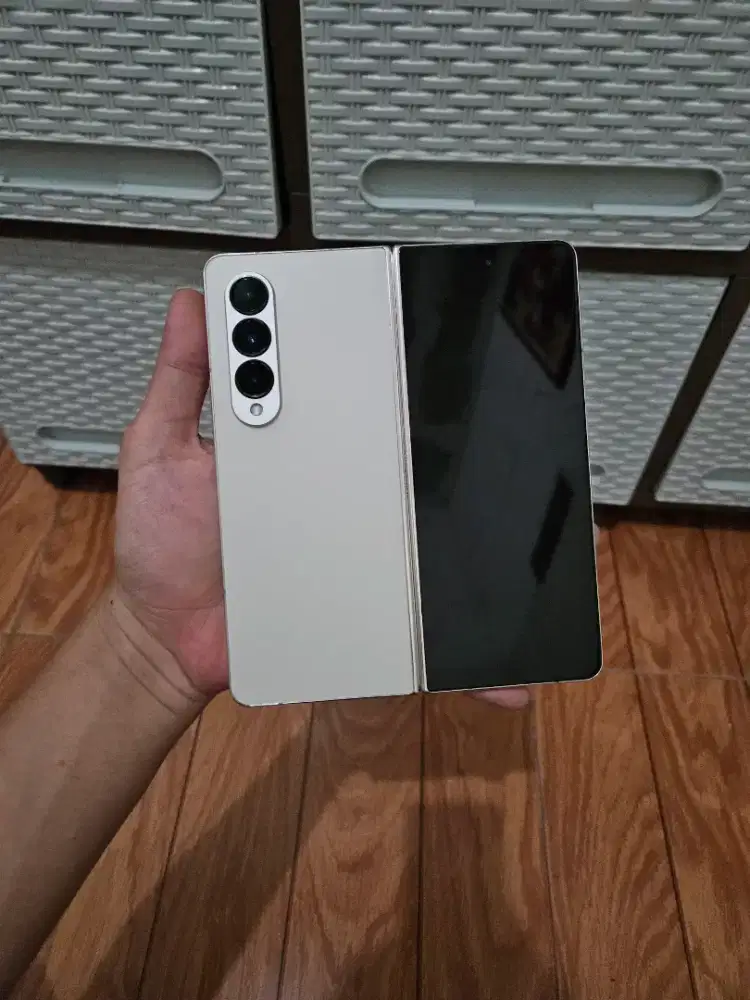 Samsung Z Fold 4 12/256gb Beige resmi sein (-minus layar dalam)