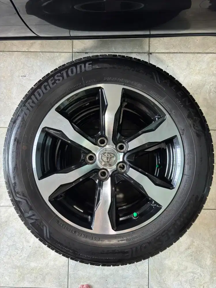 Velg Toyota Innova Venturer Facelift Ring 17 PCD 5x114 dan Ban 215 60
