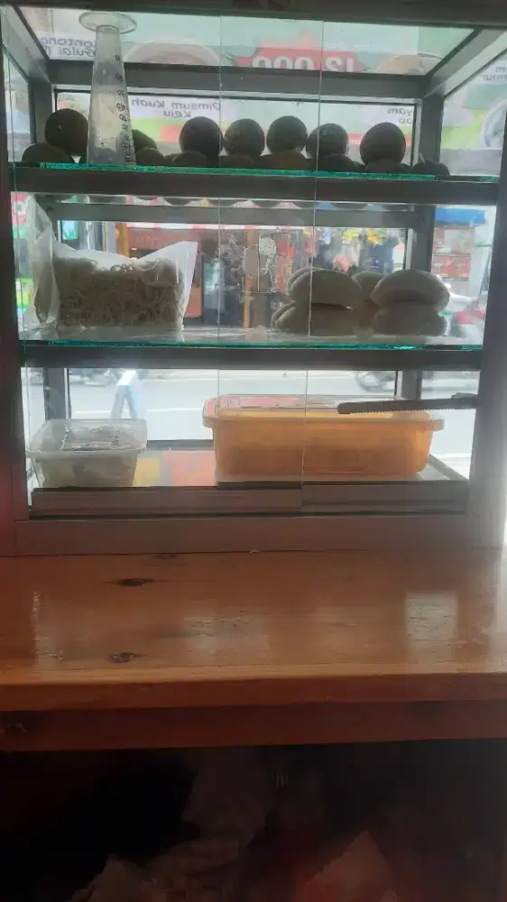 Etalase kaca dan stainless untuk jualan makanan