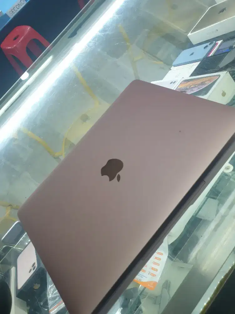 New macbook 12inc retina rose gold unit mesin harus di servis .