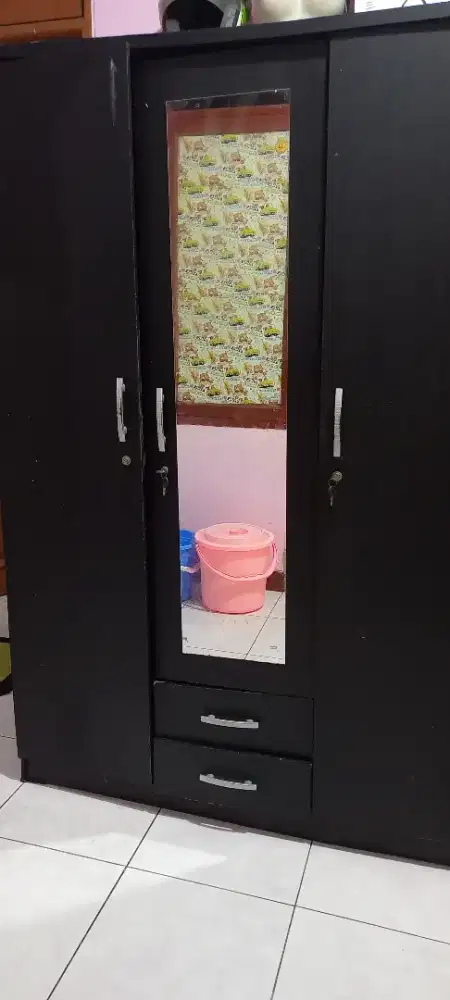 Dijual Lemari 3 pintu warna hitam